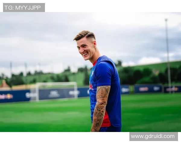 莱比锡大胜曼联六球狂潮红牌事件引发全场热议