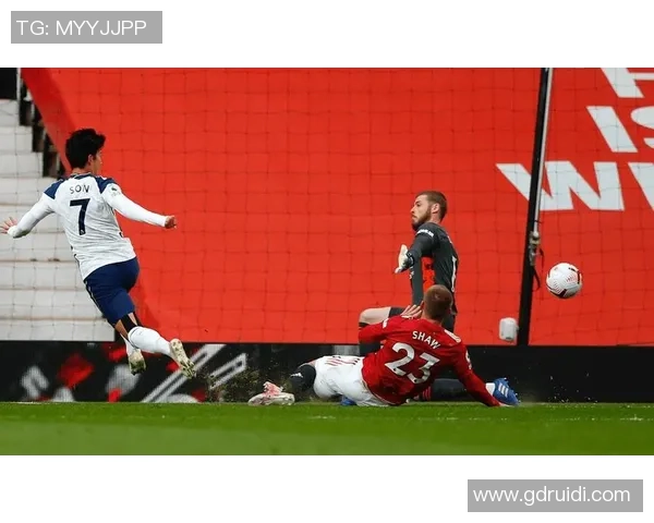 英超激战：里昂逆转莱比锡红牌争议引发全场热议