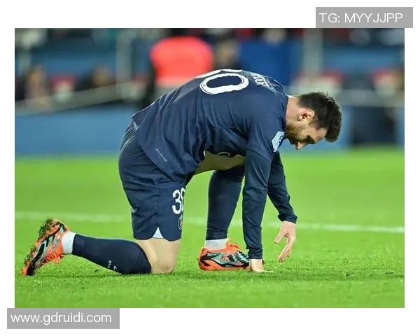 国王杯惊天冷门巴黎圣日耳曼3-0曼联引发全场狂欢