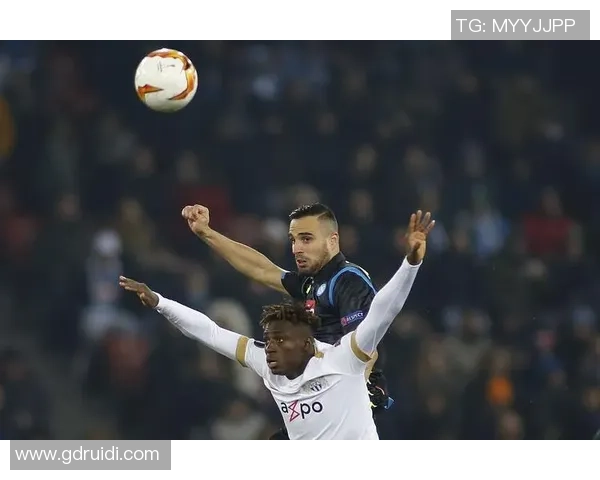 欧联杯精彩对决波尔图与那不勒斯战成平局乌龙球引发全场热烈反响 欧联杯精彩对决波尔图与那不勒斯战成平局乌龙球引发全场热烈反响