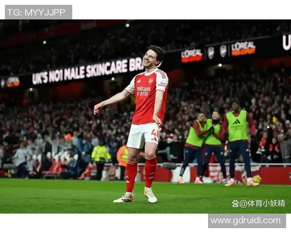 世界杯激战阿森纳与曼联握手言和争议判罚引发全场热议