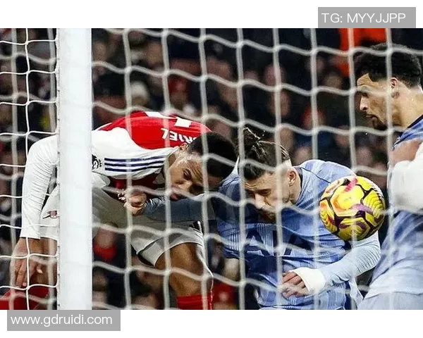 英超激战巴萨狂胜热刺五球引发争议判罚全场沸腾