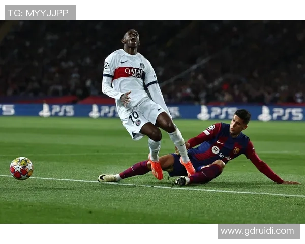 欧冠激战：里昂大胜曼联帽子戏法引爆全场战术解析